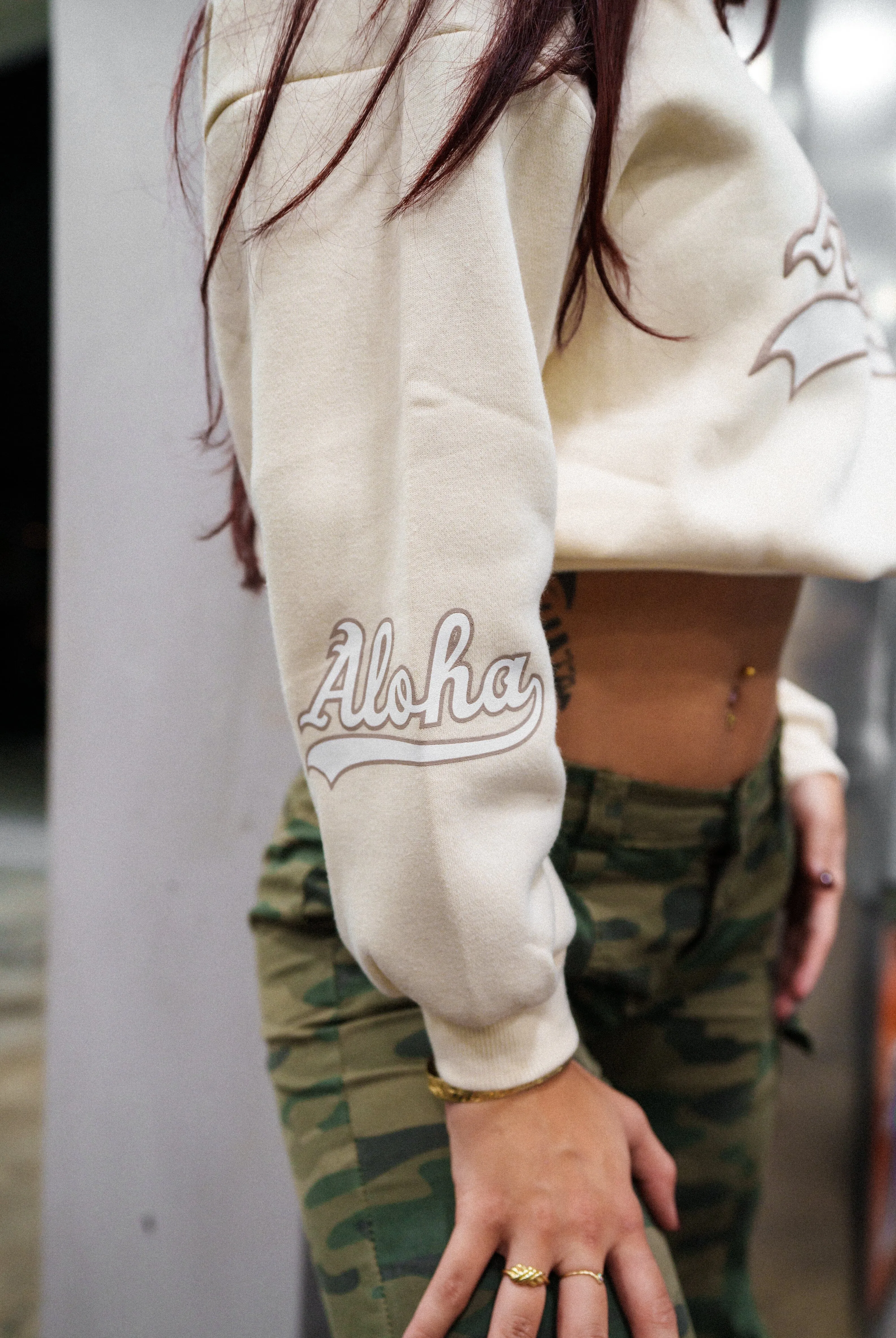 CREAM ALOHA SCRIPT WOMEN'S OVERSIZED CROP SWEATER