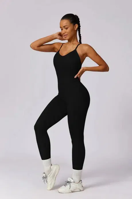 Lyselle – V-neckline – Refined activewear suit