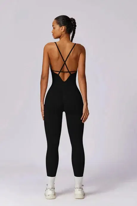 Lyselle – V-neckline – Refined activewear suit