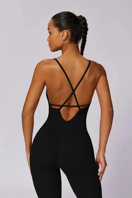 Lyselle – V-neckline – Refined activewear suit