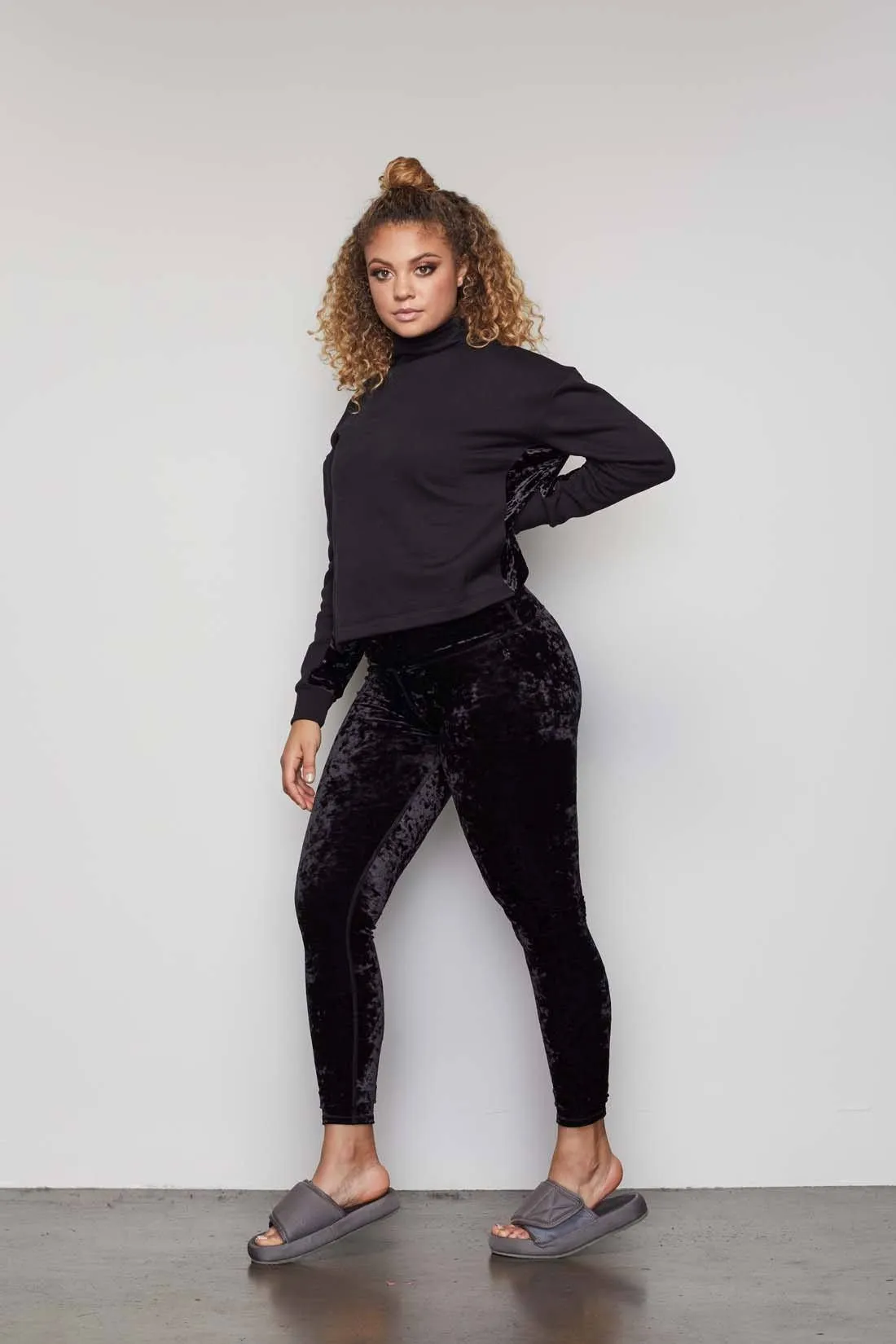 THE CRUSHING IT PULLOVER | BLACK001