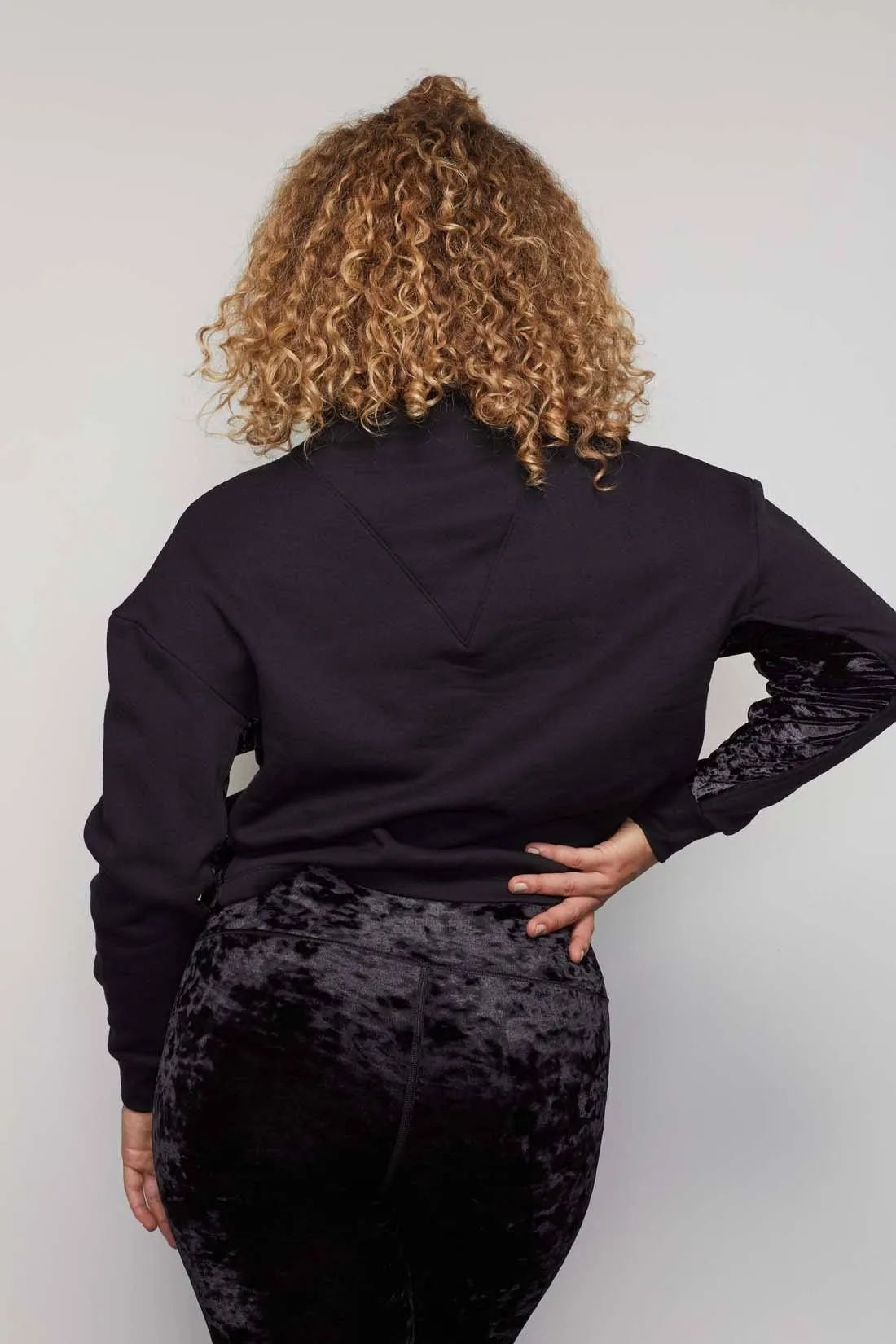 THE CRUSHING IT PULLOVER | BLACK001